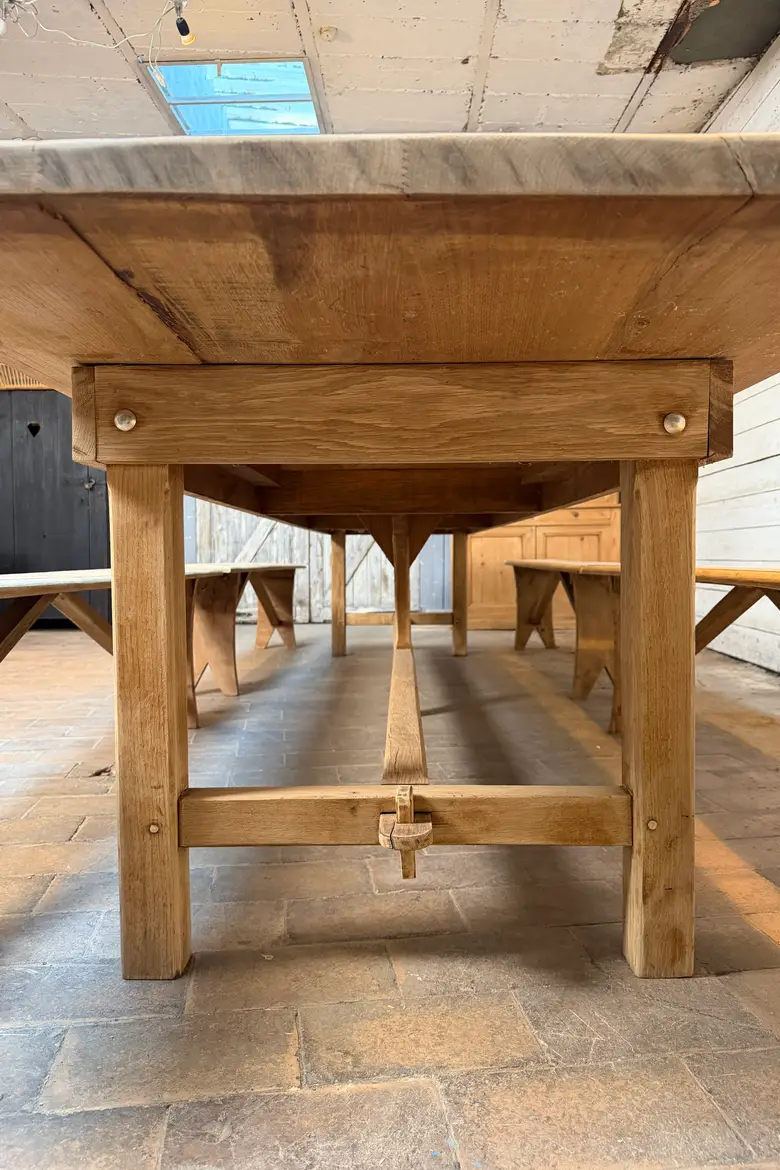 Immense table de communauté et ses 4 bancs — Immense table de communauté et ses 4 bancs
