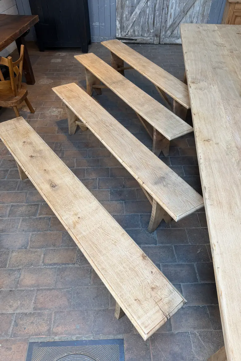 Immense table de communauté et ses 4 bancs