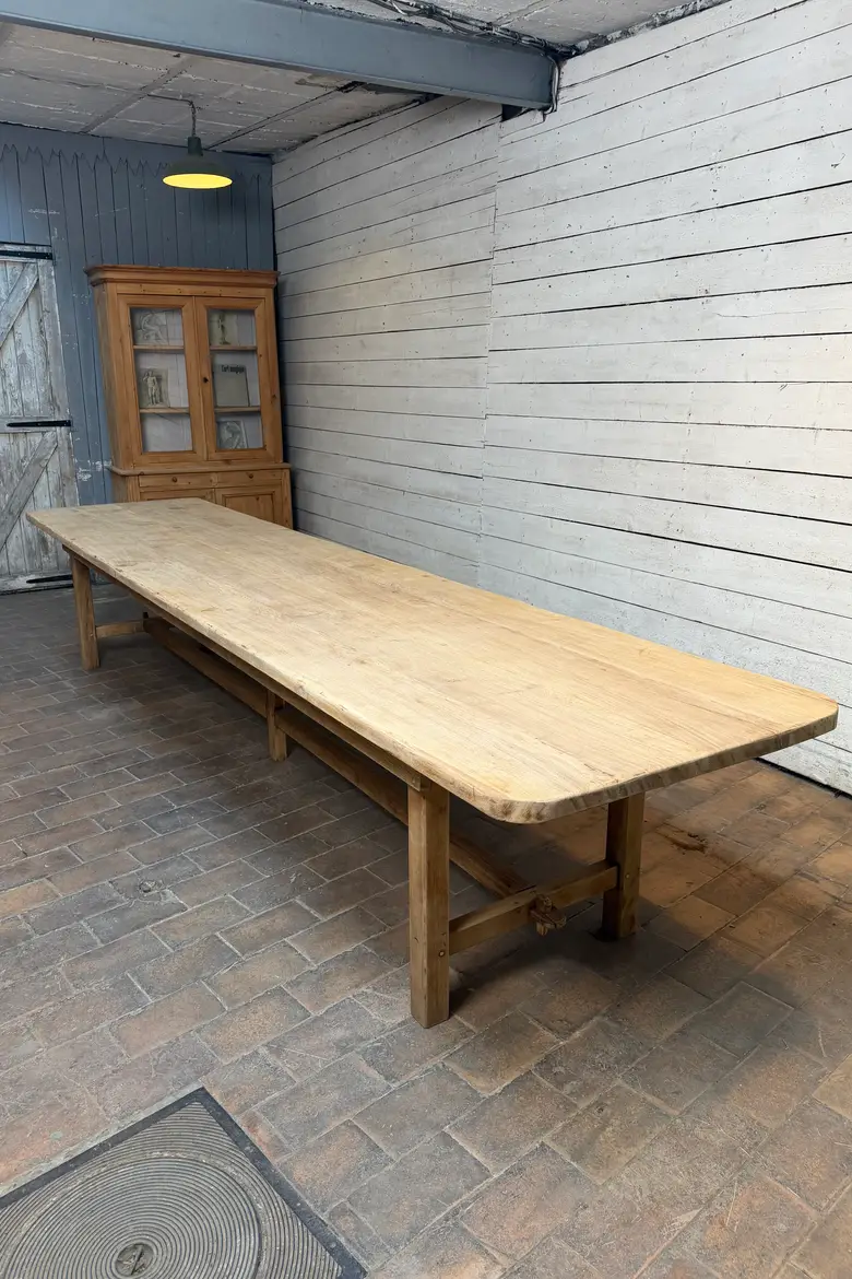 Immense table de communauté et ses 4 bancs — Immense table de communauté et ses 4 bancs