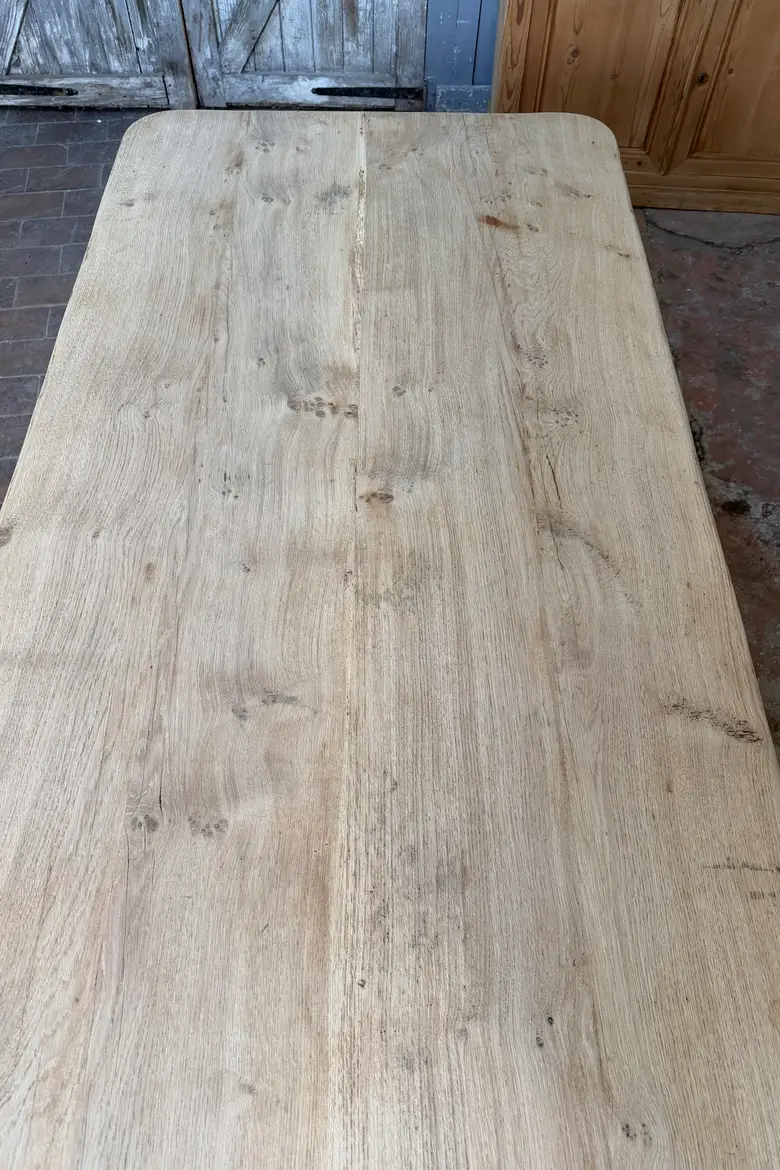 Immense table de communauté et ses 4 bancs