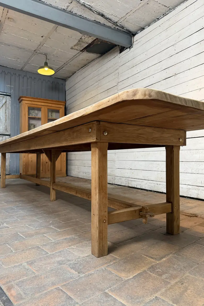 Immense table de communauté et ses 4 bancs — Immense table de communauté et ses 4 bancs