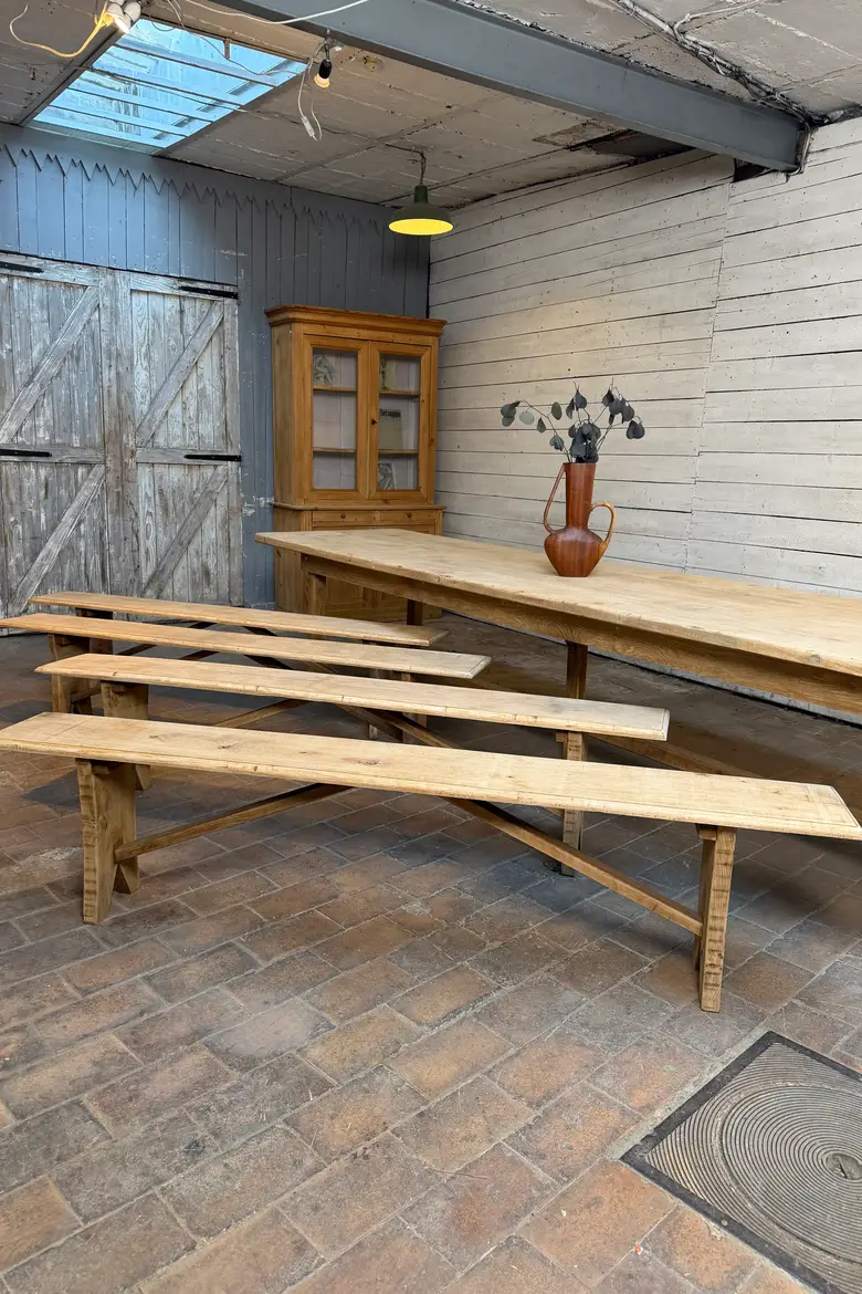 Immense table de communauté et ses 4 bancs