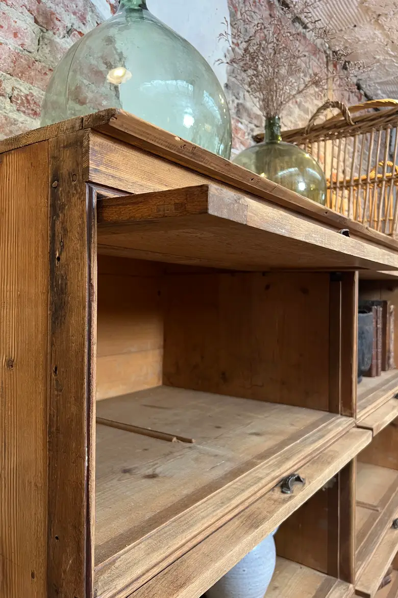 Imposant meuble de métier à clapets