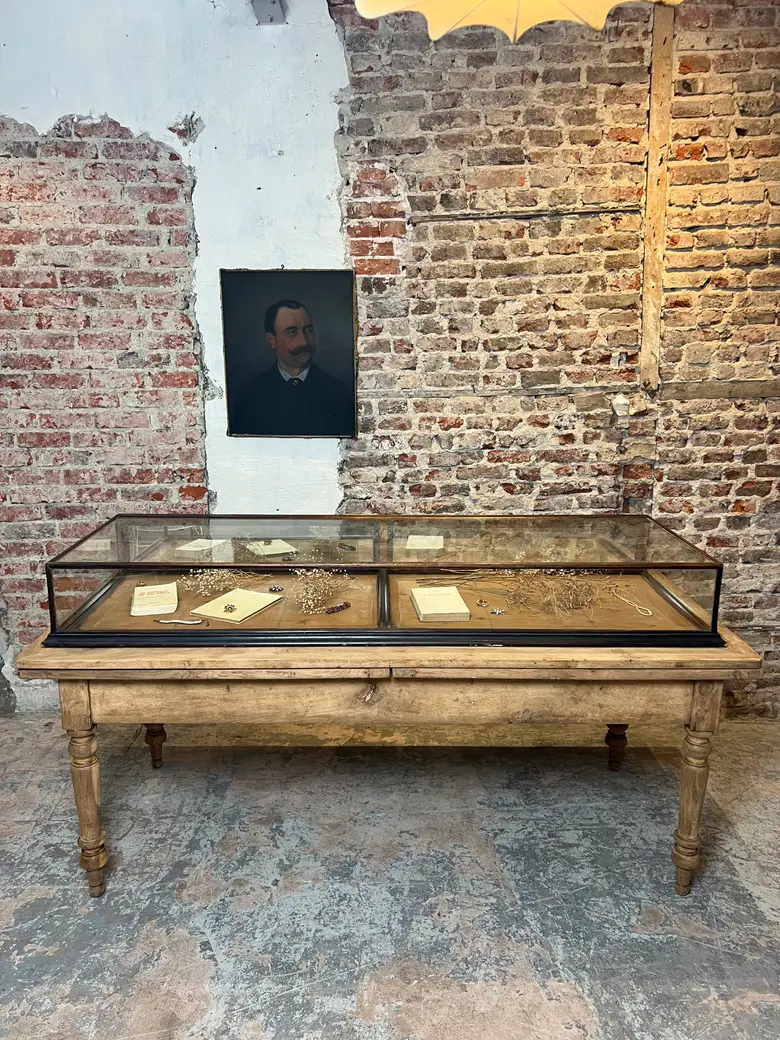 Imposante vitrine de présentation