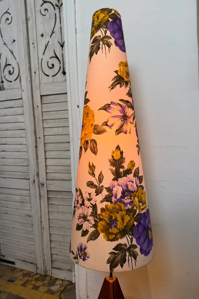 Lampadaire vintage fleuri