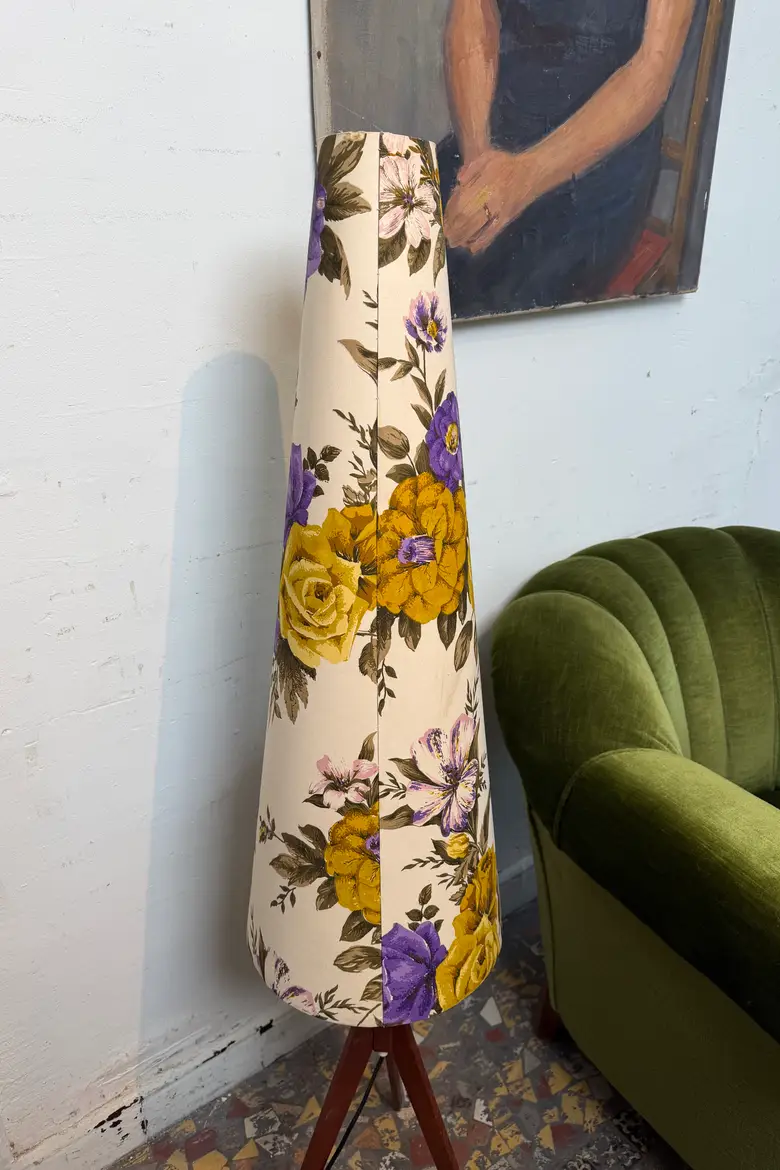 Lampadaire vintage fleuri