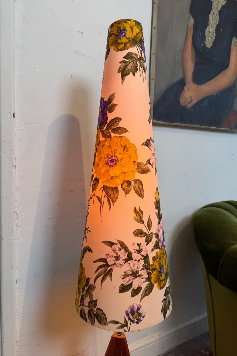 Lampadaire vintage fleuri