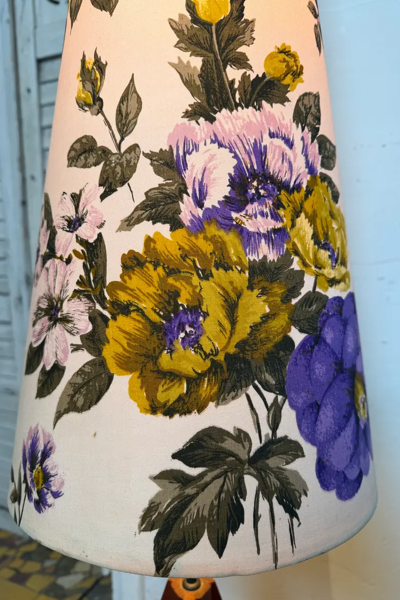 Lampadaire vintage fleuri