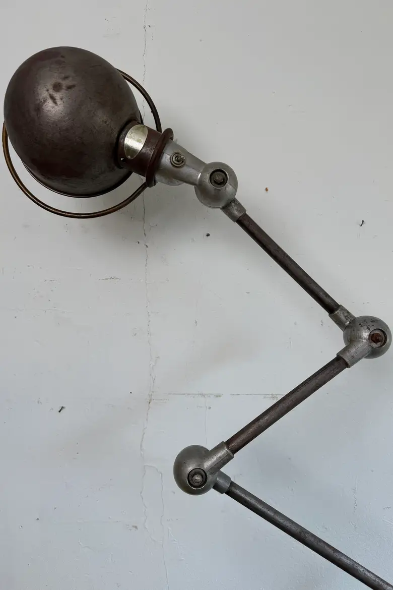 Lampe d’atelier Jieldé sur étau — années 50 — Lampe d’atelier Jieldé sur étau — années 50