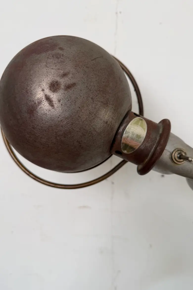 Lampe d’atelier Jieldé sur étau — années 50 — Lampe d’atelier Jieldé sur étau — années 50