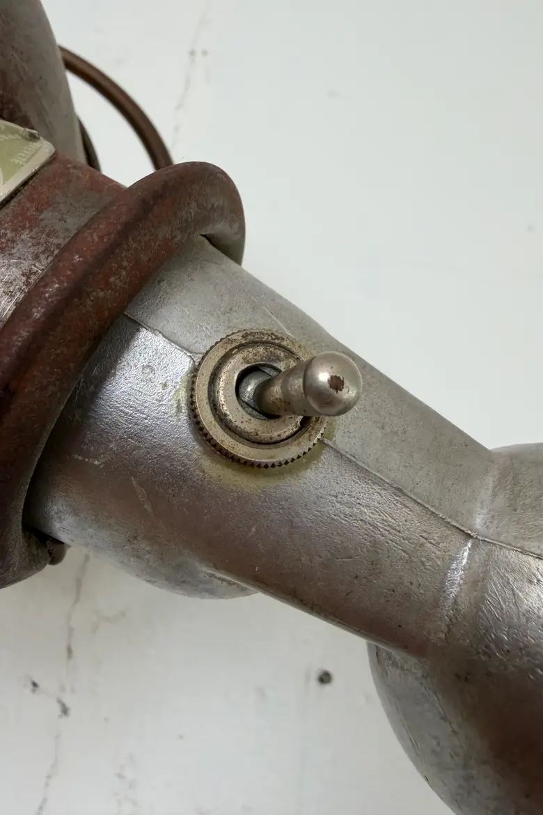 Lampe d’atelier Jieldé sur étau — années 50 — Lampe d’atelier Jieldé sur étau — années 50