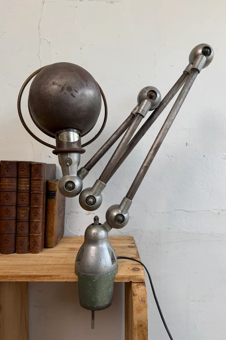 Lampe d’atelier Jieldé sur étau — années 50 — Lampe d’atelier Jieldé sur étau — années 50