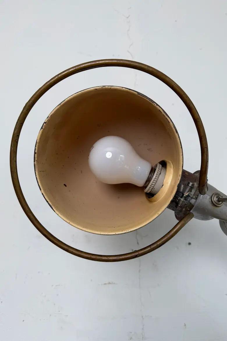 Lampe d’atelier Jieldé sur étau — années 50 — Lampe d’atelier Jieldé sur étau — années 50