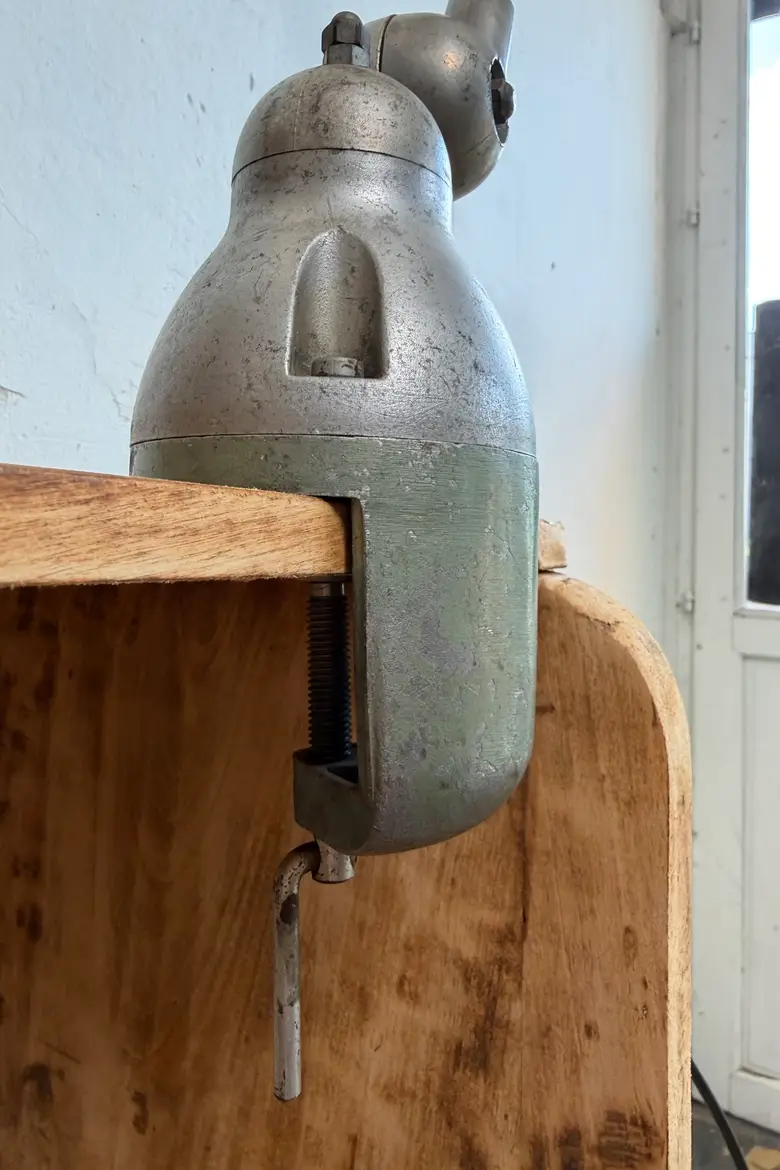 Lampe d’atelier Jieldé sur étau — années 50 — Lampe d’atelier Jieldé sur étau — années 50