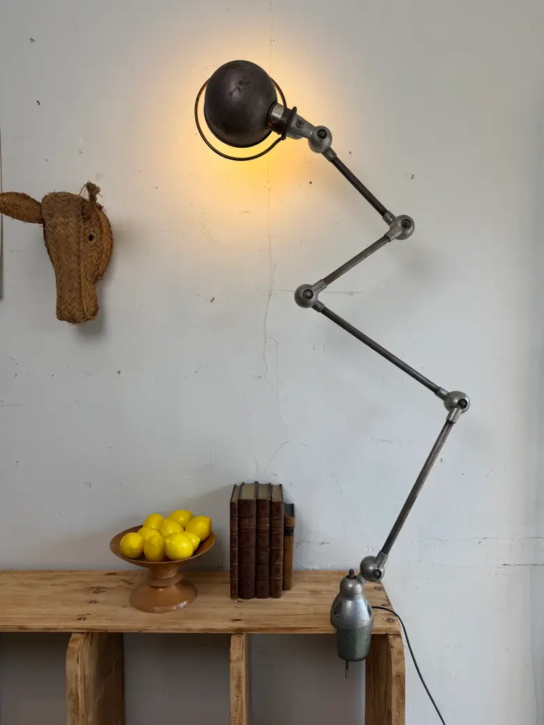 Lampe d’atelier Jieldé sur étau — années 50 — Lampe d’atelier Jieldé sur étau — années 50