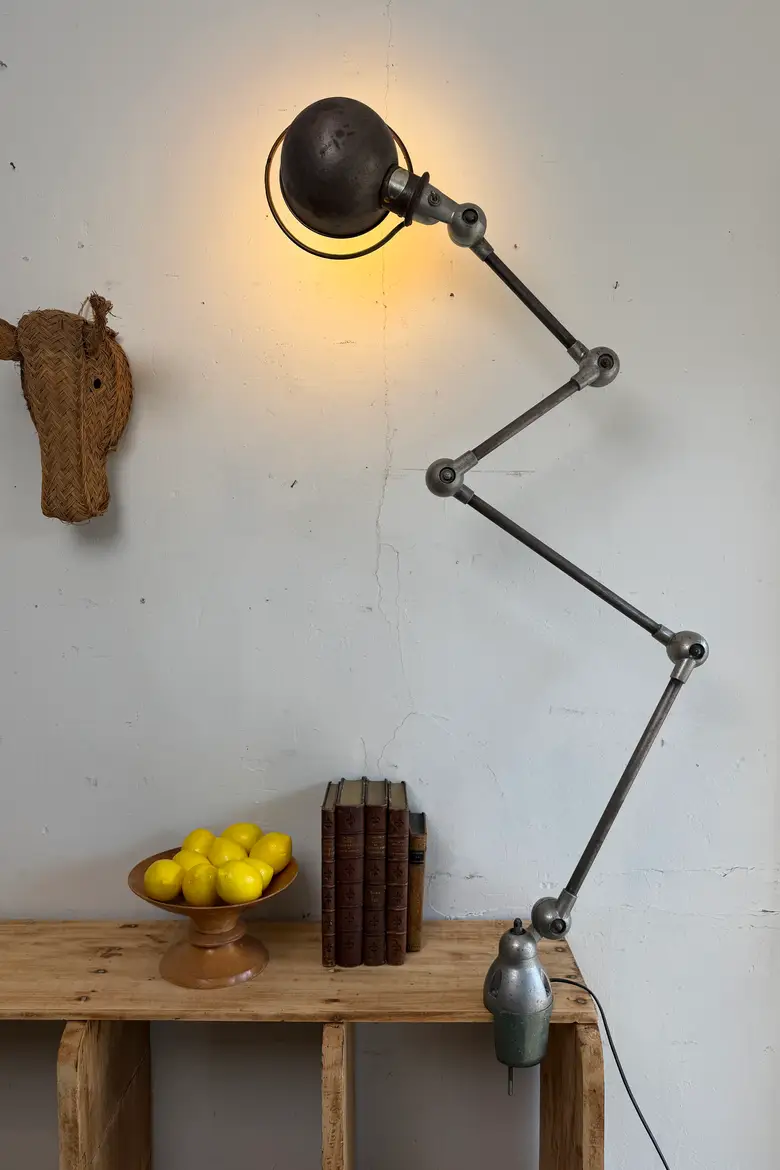 Lampe d’atelier Jieldé sur étau — années 50 — Lampe d’atelier Jieldé sur étau — années 50