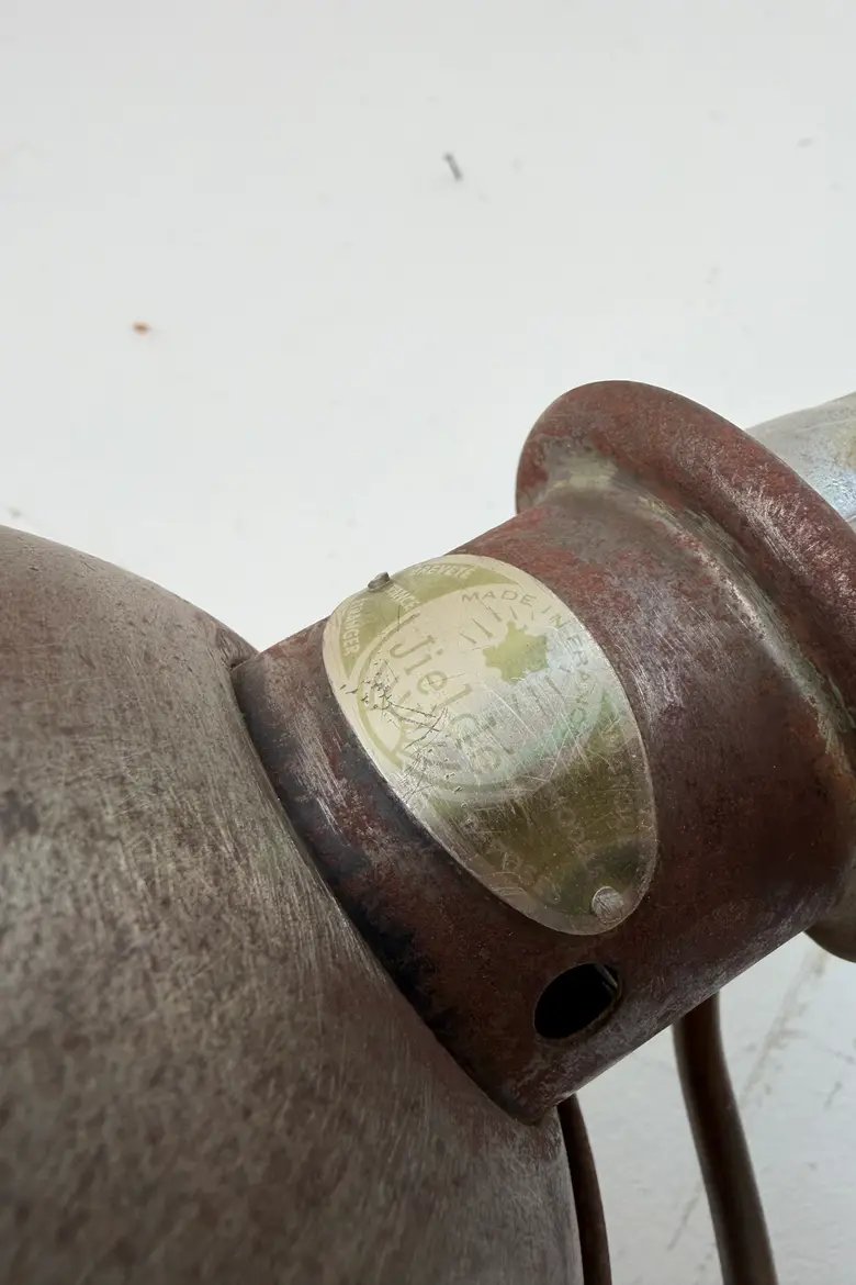 Lampe d’atelier Jieldé sur étau — années 50 — Lampe d’atelier Jieldé sur étau — années 50
