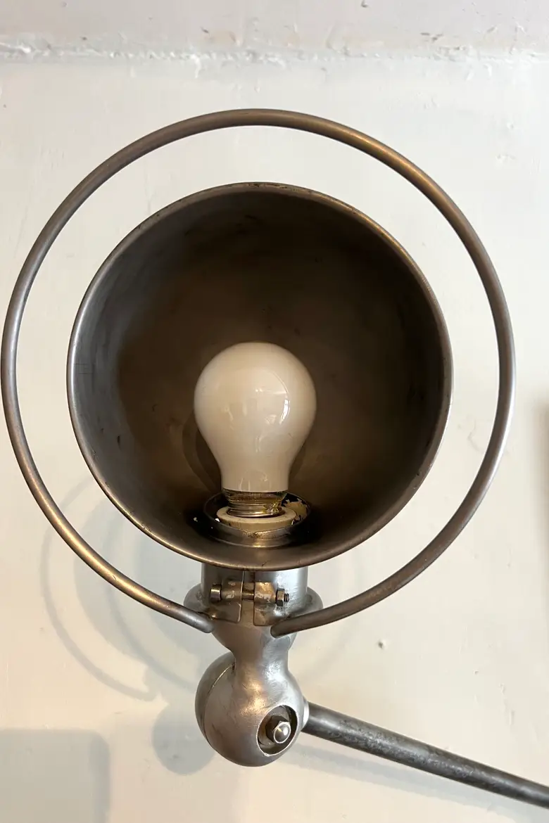Lampe Jieldé  1950 sur socle en chêne