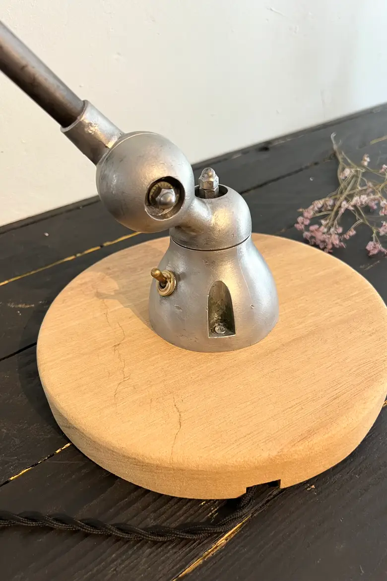 Lampe Jieldé  1950 sur socle en chêne
