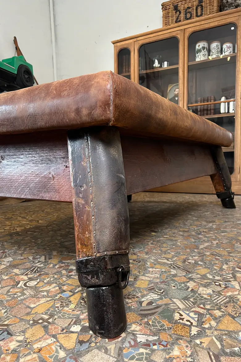 Large banc en cuir
