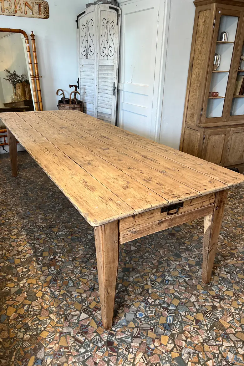 Large table en sapin