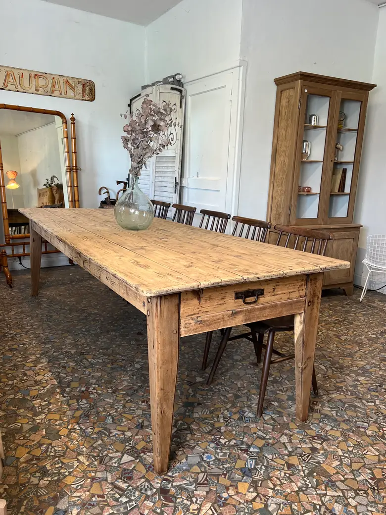 Large table en sapin