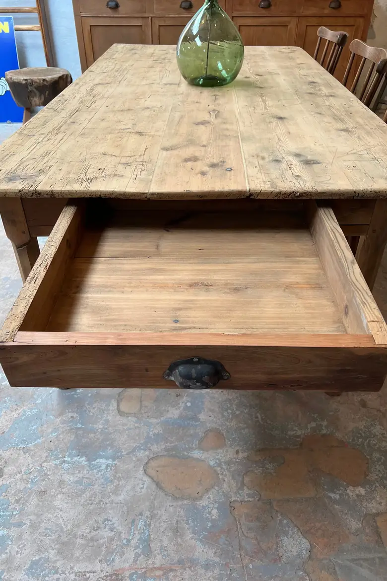 Large table en sapin Début XXème