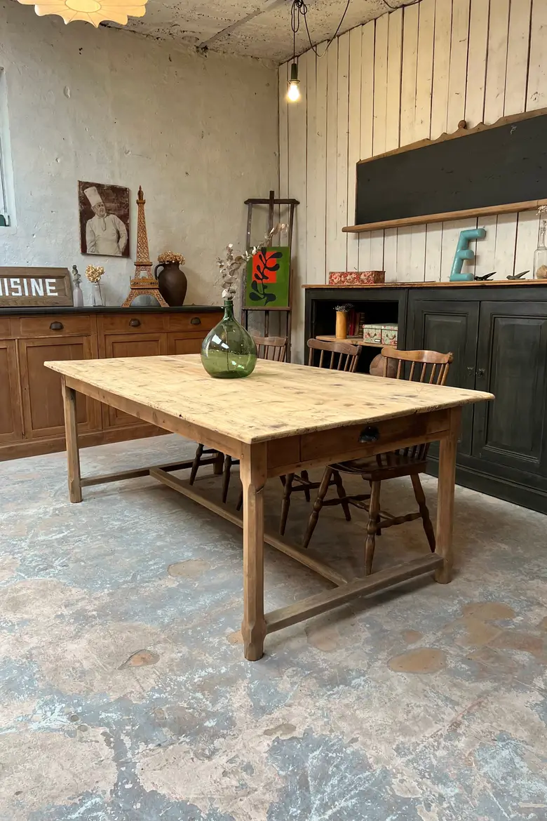 Large table en sapin Début XXème