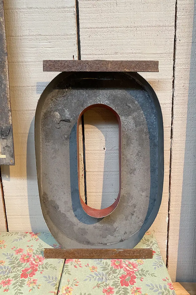 Lettres d’enseigne en métal doré Début XXème