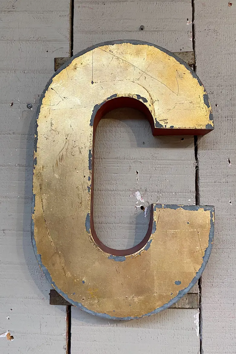Lettres d’enseigne en métal doré Début XXème