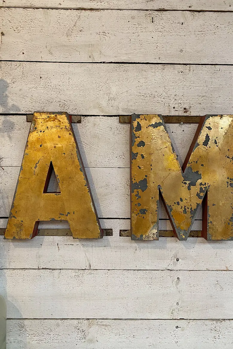 Lettres d’enseigne en métal doré Début XXème