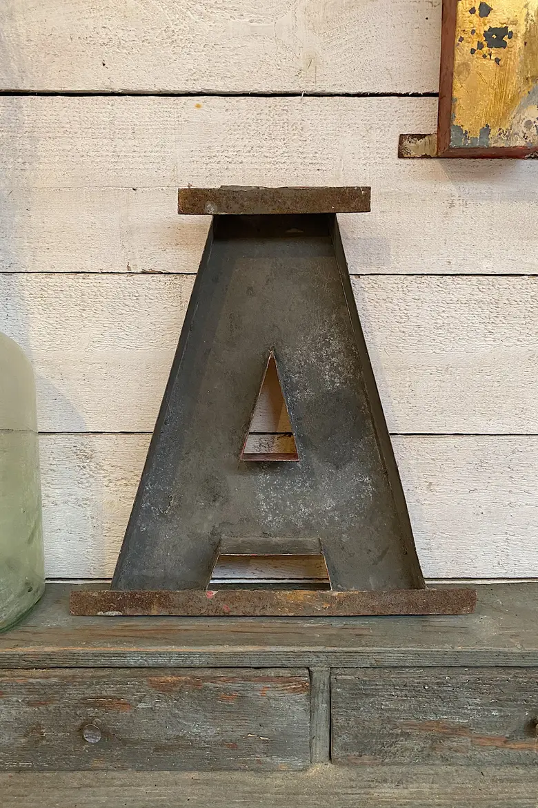 Lettres d’enseigne en métal doré Début XXème