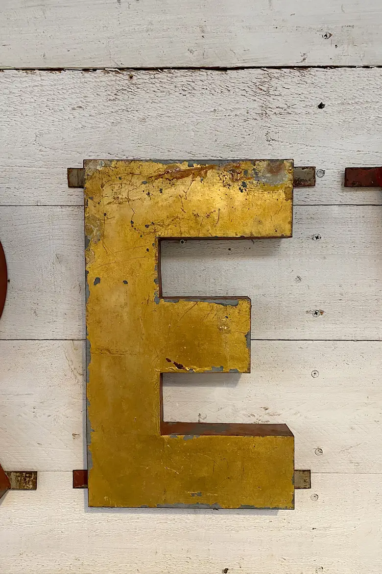 Lettres d’enseigne en métal doré Début XXème