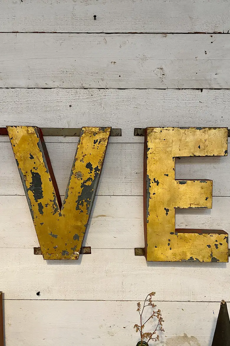 Lettres d’enseigne en métal doré Début XXème