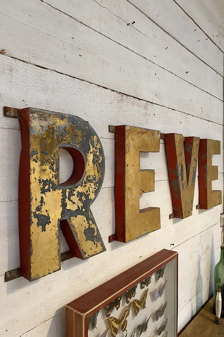 Lettres d’enseigne en métal doré Début XXème