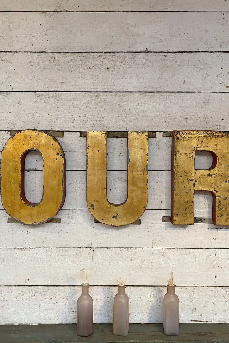 Lettres d’enseigne en métal doré Début XXème
