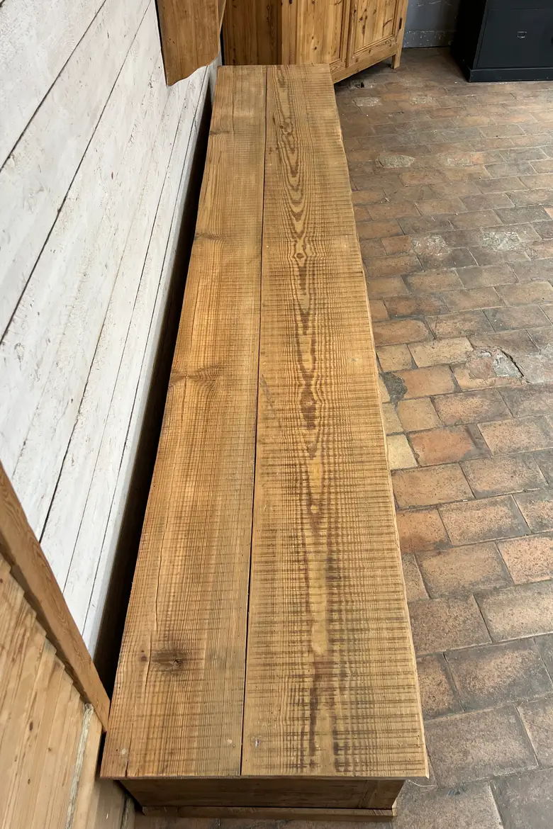 Long meuble bas à tiroirs en chêne