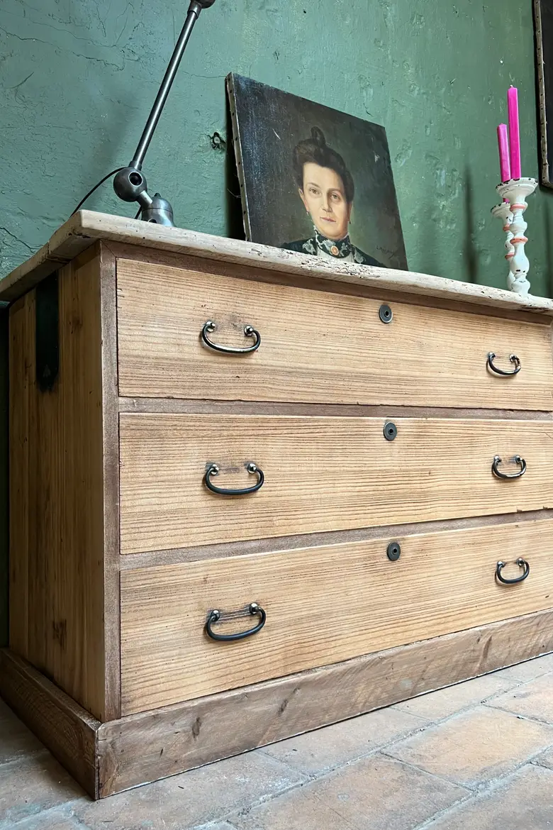 Longue enfilade à tiroirs et étagère
