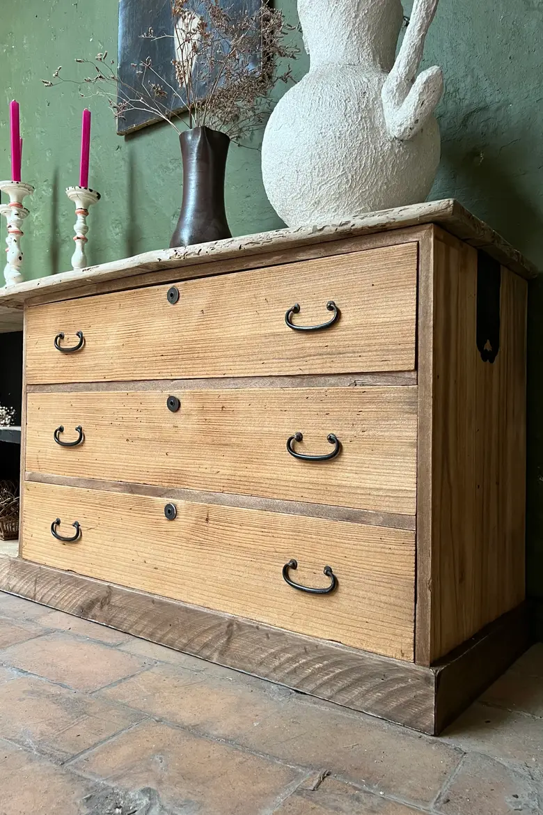 Longue enfilade à tiroirs et étagère
