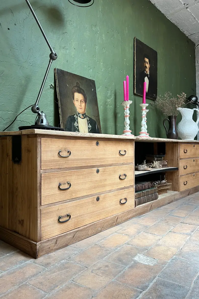 Longue enfilade à tiroirs et étagère