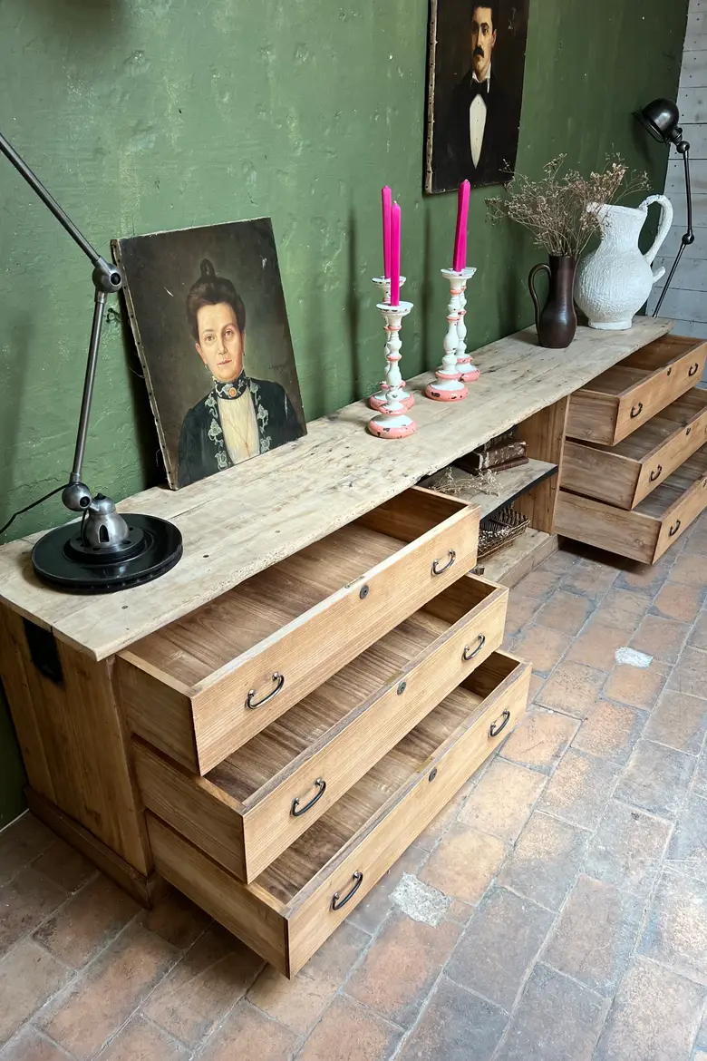 Longue enfilade à tiroirs et étagère