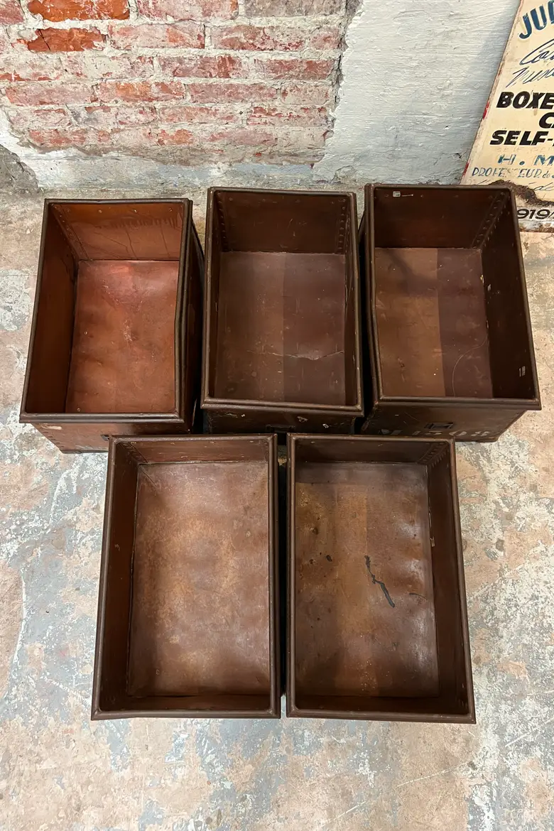 Lot de cinq anciennes caisses Suroy – début XXe