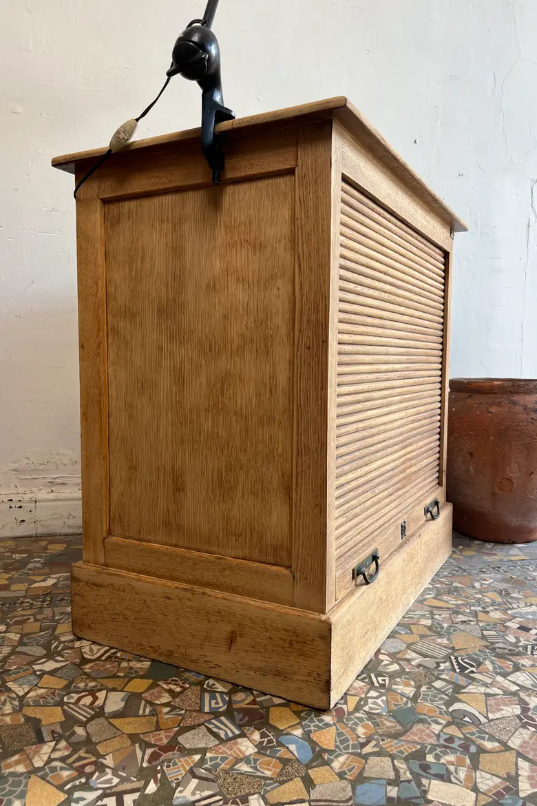 Meuble à rideau en chêne