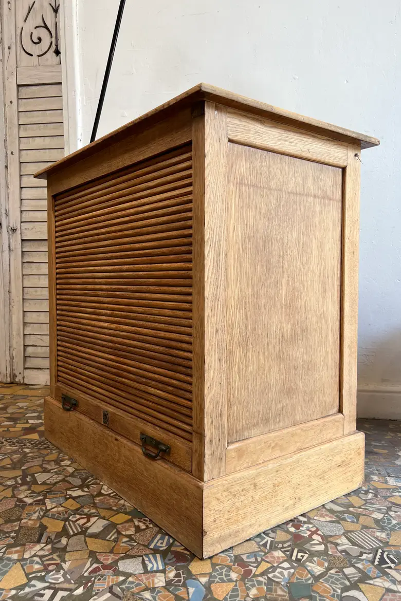 Meuble à rideau en chêne