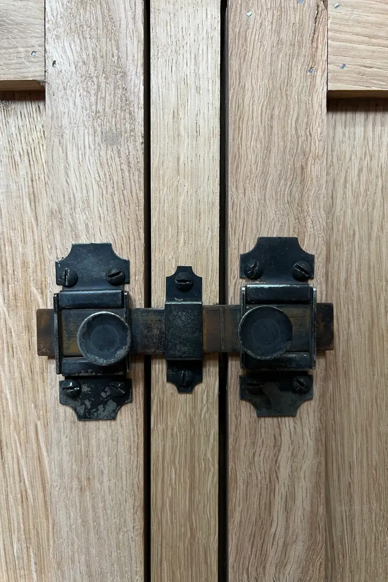 Meuble asymétrique en chêne