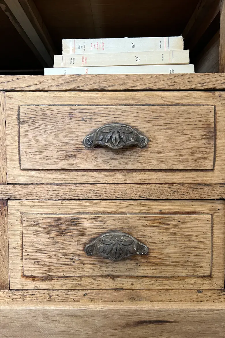 Meuble bas à tiroirs en chêne
