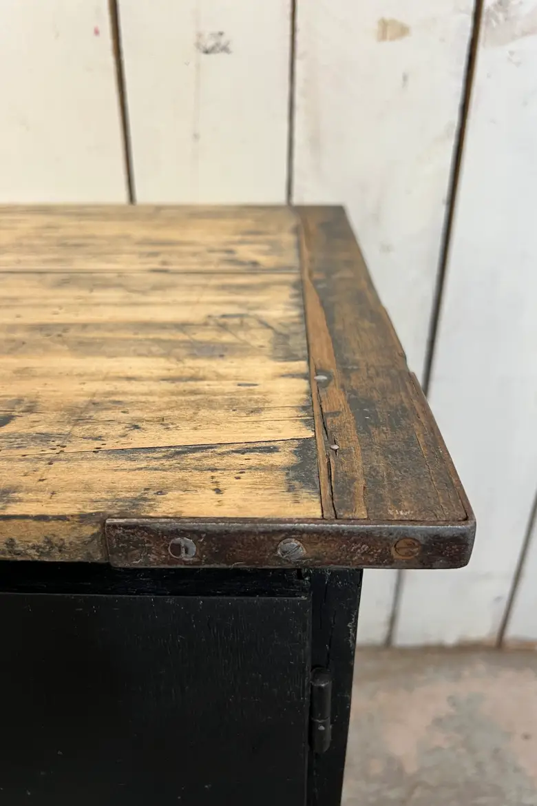 Meuble bas avec plaques numérotées