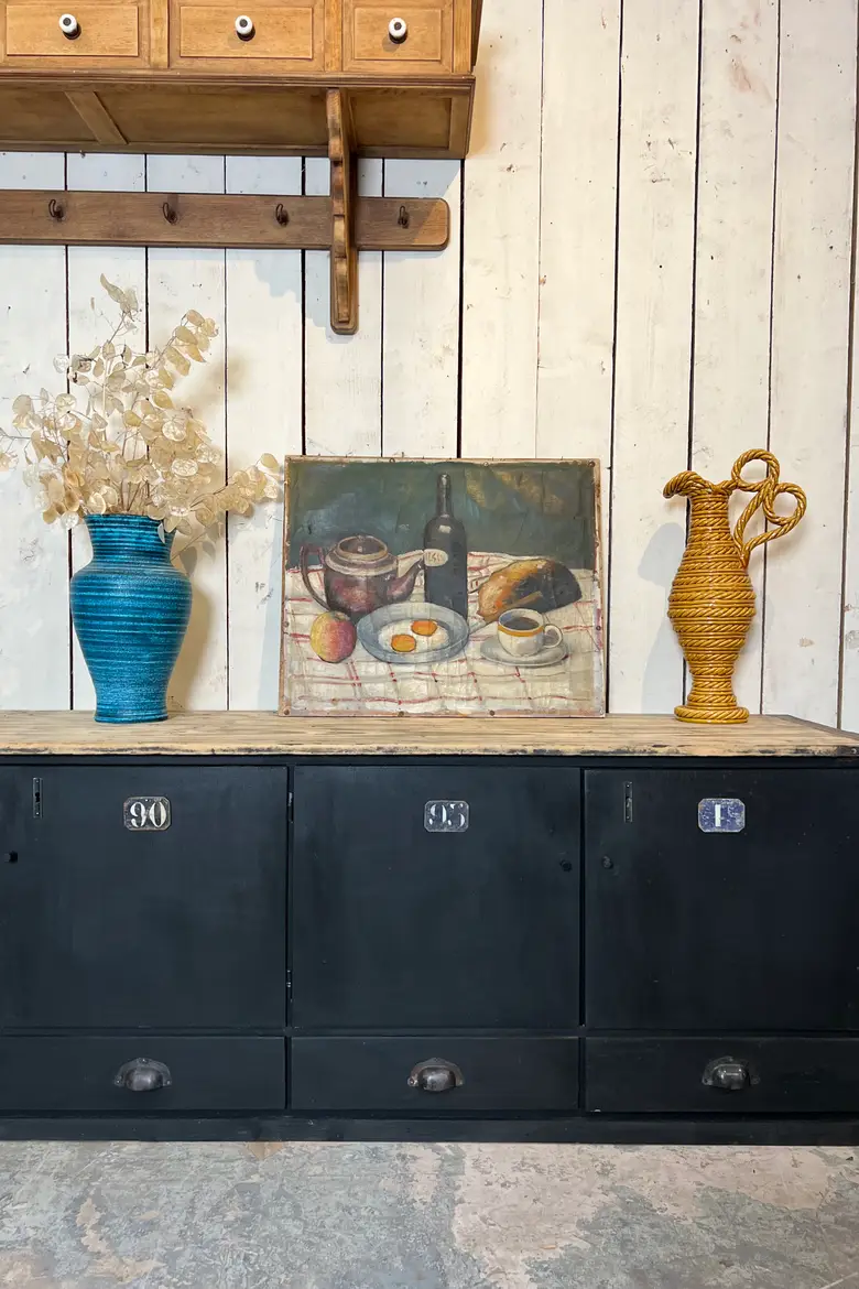 Meuble bas avec plaques numérotées