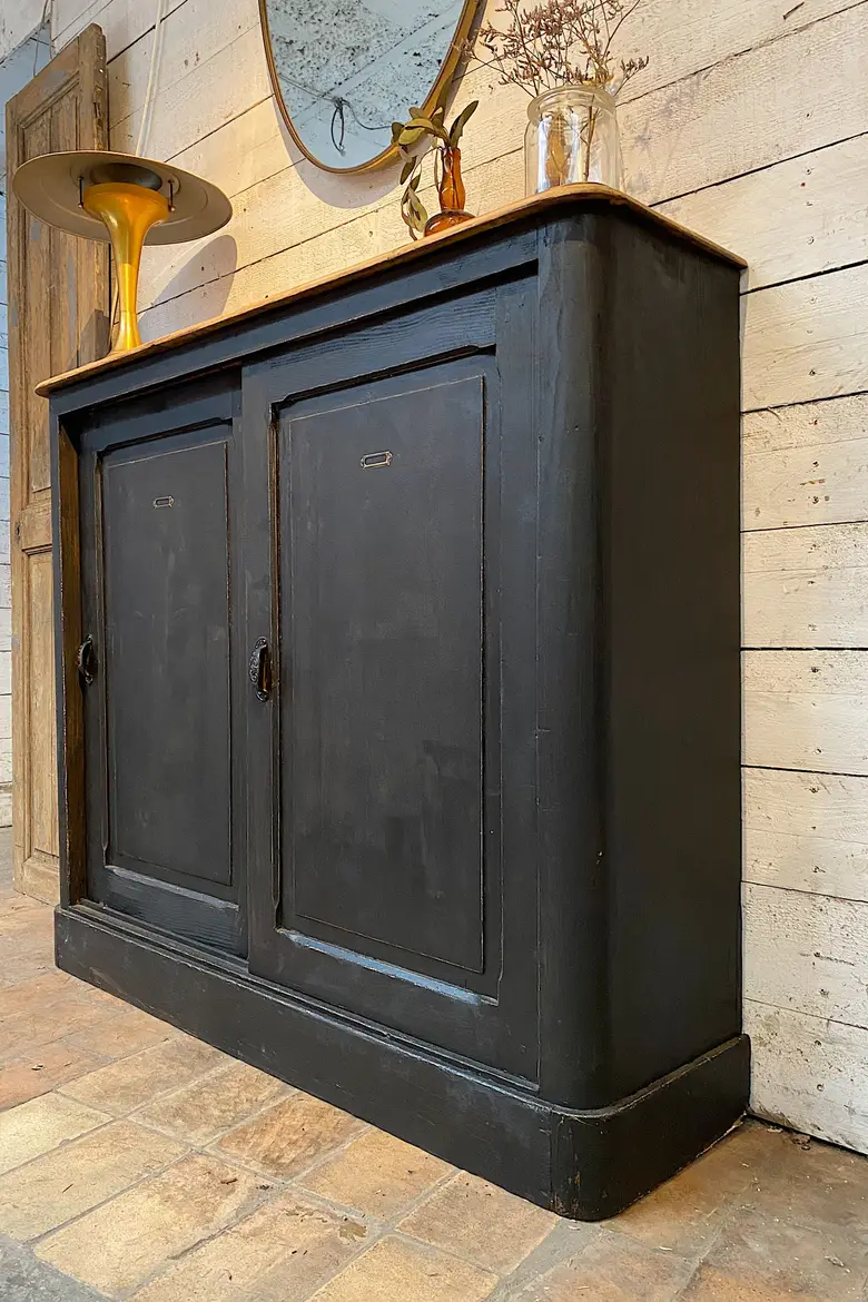 Meuble d’atelier à portes coulissantes