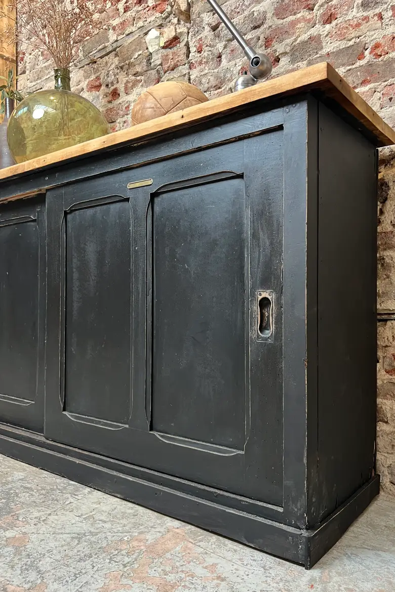 Meuble d’atelier à portes coulissantes